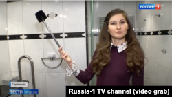 “It sparkles, but not that much,” presenter Anastasia Popova says of a toilet brush in Navalny's German rental house.