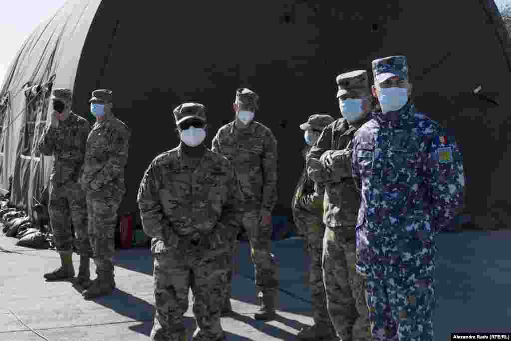 Primul convoi, care a transportat 18 vehicule blindate, a ajuns la Baza 57 Aeriană de la Mihai Kogălniceanu/jud. Constanța, vineri dimineață.