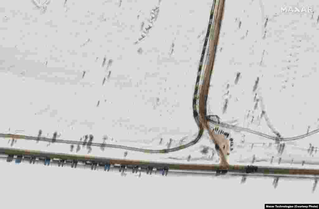 Oklopna vozila i transporteri stižu na ruski poligon Kursk, 9. februar, oko 100 kilometara istočno od Ukrajine.