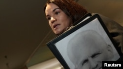 Сьвятлана Ціханоўская ў Осьлё 10 сьнежня з партрэтам Алеся Бяляцкага