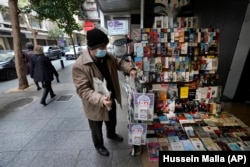 یک کتابفروشی خیابانی در خیابان الحمرا