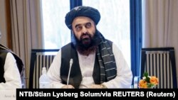 د طالبانو د حکومت د بهرنیو چارو سرپرست وزیر امیر خان متقي په ناروې کې د یوې غونډې پر مهال - پخوانی انځور. 