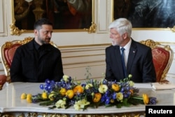 Președintele ceh Petr Pavel (dreapta) la întâlnirea cu președintele Ucrainei Volodimir Zelenski la Praga, Republica Cehă, 4 mai 2025. Pavel, fost militar de carieră și fost șef al Comitetului Militar al NATO, este un susținător deschis al Ucrainei în războiul contra Rusiei