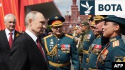Presidenti rus, Vladimir Putin, përshëndet komandantët ushtarakë pas paradës ushtarake të Ditës së Fitores në Sheshin e Kuq, në Moskë, 9 maj.