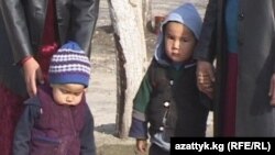 Выдворенные из Узбекистана кыргызстанские женщины со своими детьми. Село Минчынар, Кадамжайский район Баткенской области.