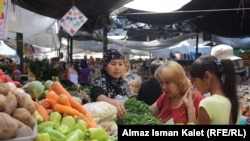 Ошский рынок, Бишкек, 15 июля 2011 года.