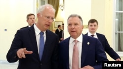 Посол Росії Кирило Дмитрієв розмовляє з посланцем президента США Стівом Віткоффом у Санкт-Петербурзі, Росія, 11 квітня 2025