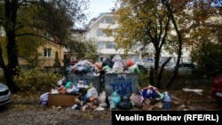 Препълнени кофи за боклук в столичния район „Красно село“