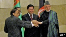 (çepden saga) Pakistanyň prezidenti Asif Ali Zardari, Hindistanyň nebit we gaz ministri Murli Deopra, Türkmenistanyň prezidenti Gurbanguly Berdimuhamedow we Owganystanyň prezidenti Hamid Karzaý TOPH boýunça baglaşylan şertnamadan soň, Aşgabat, 11/12/10.