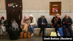 Киев. Метродо баш калкалаган тургундар.