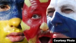 Илустрација, мажи со обоени лица во боите на знамињата на Македонија. Украина и Русија 