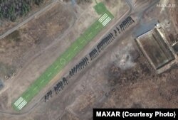 Вайсковая тэхніка недалёка ад Берасьця. 24 лютага