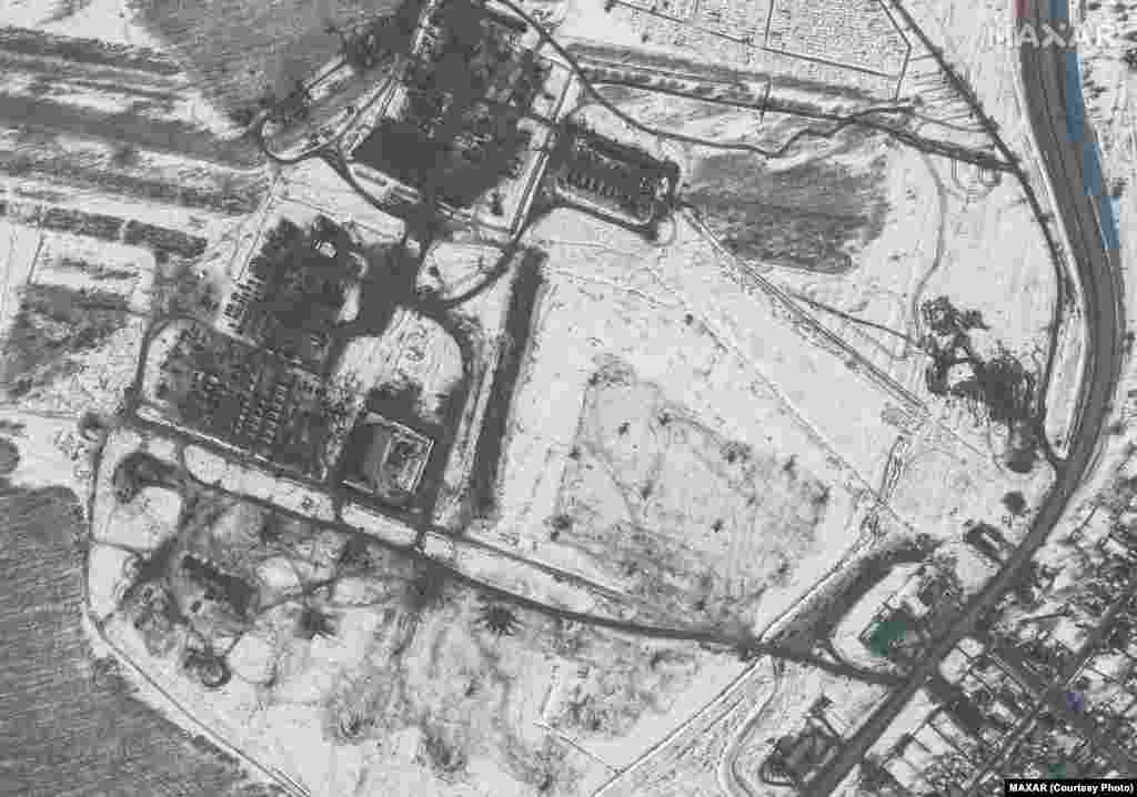 Орусиянын Валуйки аймагынан 20-февралда спутниктен тартылган бул сүрөттөн тик учактарды, аскерлерди жана башка техникаларды байкоого болот.