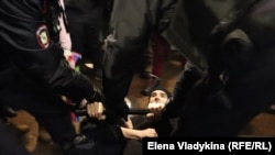 Акция протеста против "спецоперации" на Гостином дворе в Петербурге, архивное фото 