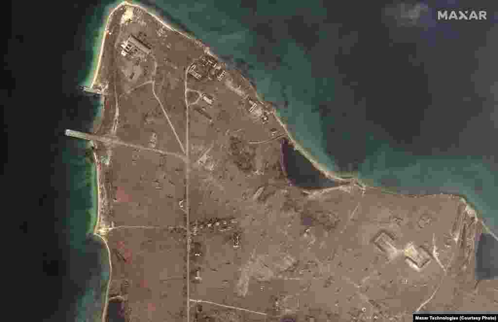 Орусия аннексиялап алган Крымдагы Донузлав көлүнүн жээгиндеги тик учактар жана аскерлер. 18-февраль. 2022-жыл.