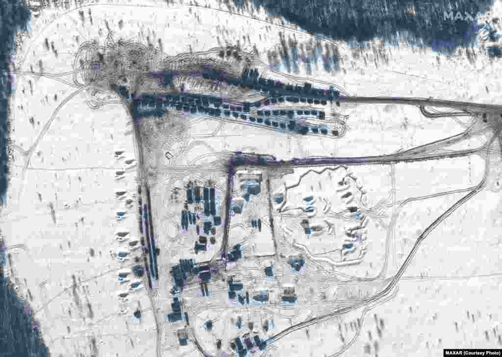 Echipament al unui grup de luptă, inclusiv blindatele și artileria, într-un convoi în zona de antrenament Kursk din Rusia, pe 14 februarie.