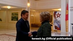 Талант Мамытов менен Валентина Матвиенко.