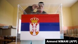 Një qytetar serb në Graçanicë duke votuar për zgjedhjet parlamentare serbe të mbajtura më 2014. Fotografi nga arkivi. 
