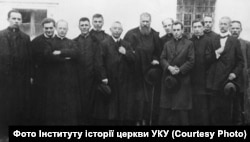 Після свячень Йосифа Сліпого. У центрі митрополит Андрей Шептицький, Йосиф Сліпий (на задньому плані)