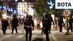 Përleshje në protestat antiqeveritare në Serbi 
