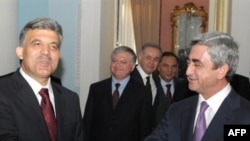Turkish President Abdullah Gul (left) and Armenian President Serzh Sarkisian in Yerevan