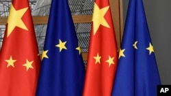 Steagurile Uniunii Europene și Chinei în clădirea Europa de la Bruxelles, în timpul convorbirilor chino-europene din 2019. 