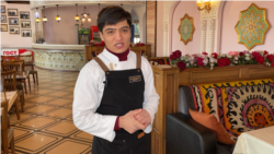 «Гости должны быть довольны». Официант из Худжанда с ложечки кормит посетителей с особенностями здоровья