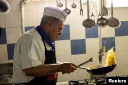 Bucătar italian gătind pasta Carbonara la Roma, pe 3 decembrie 2025.