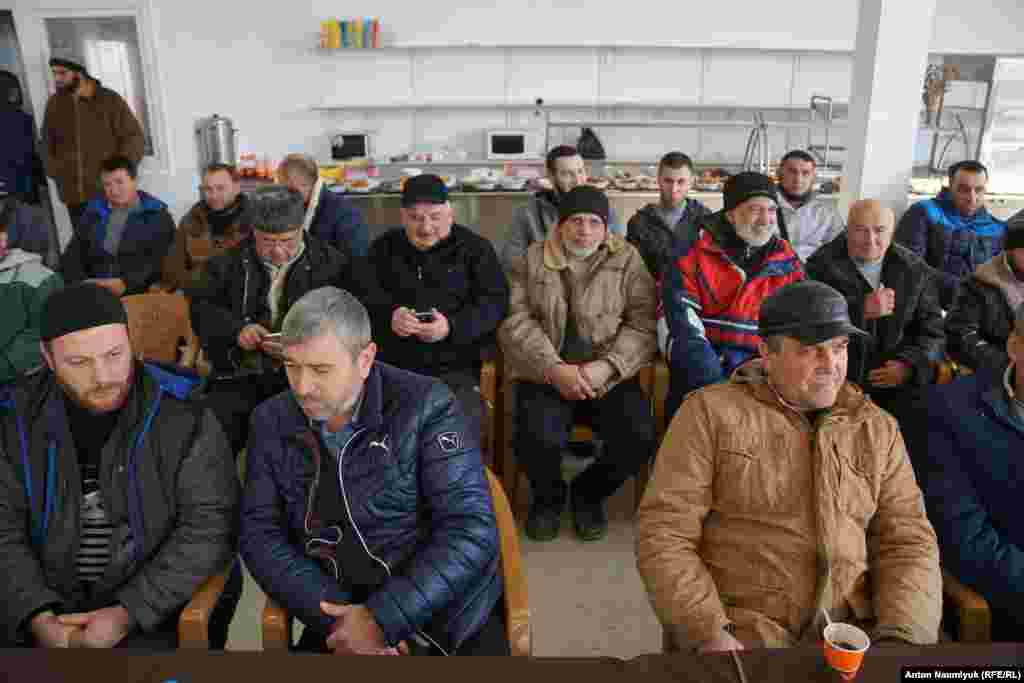 Засідання &laquo;Кримської солідарності&raquo; відбувається наприкінці кожного місяця. На збори приїжджають кримські татари з усього Криму, щоб обговорити останні судові процеси над політв'язнями