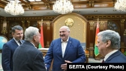 Аляксандр Лукашэнка на сустрэчы з спэцыяльным пасланьнікам прэзыдэнта Трампа Кітам Келагам і юрыстам Джонам Коўлам (справа). Менск, 21 чэрвеня 2025 году