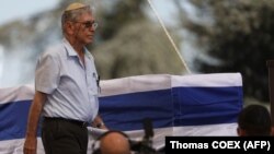 Amos Oz la funeraliile premierului Shimon Peres la Cimitirul Național de pe Muntele Herzl, 30 septembrie 2016.