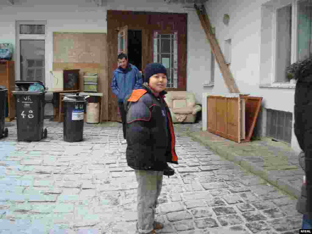 Қазақ босқыны Самат Нұрғалиевтің 11 жасар  ұлы Елеуғали жатақхана ауласында. Брно, 1 ақпан, 2009 жыл. - 11-летний Елеугали, сын казахского беженца Самата Нургалиева, во дворе общежития благотворительного общества. Брно, 1 февраля 2009 года. 