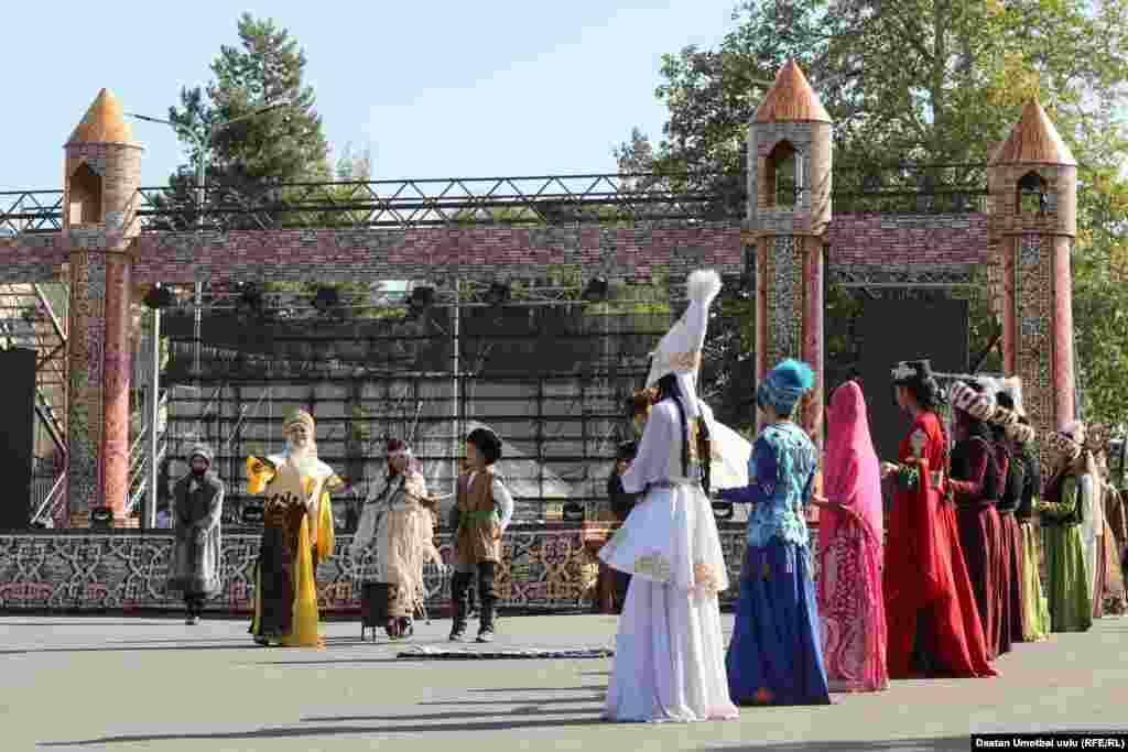 "Өзөгүмдө Өзгөнүм&rdquo; театралдаштырылган оюн-зоок программасы тартууланды.
