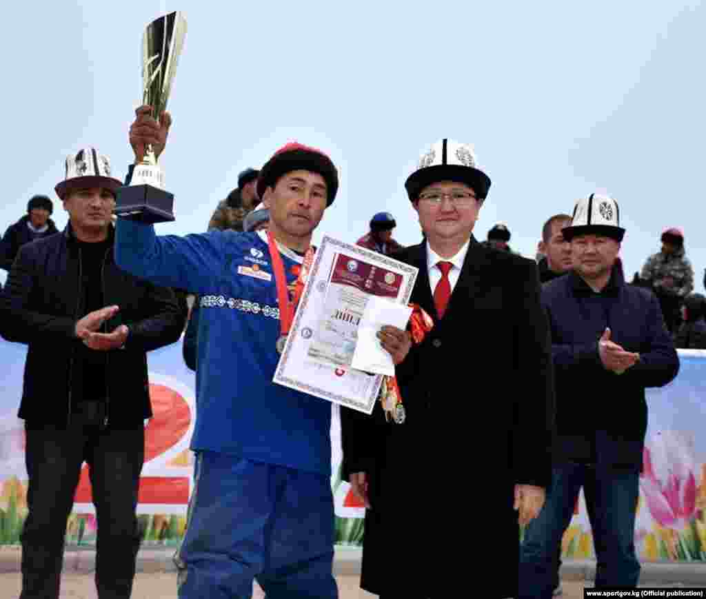 "Ынтымак" командасынын капитаны Жолдошбек Орозбаев&nbsp;чемпиондук кубокту алган учуру. Ушуну менен Таластын "Ынтымак" командасы 2 жыл катары менен Нооруз кубогун утуп алды.&nbsp;