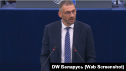 Сяргей Ціханоўскі выступае ў Эўрапарлямэнце. Кастрычнік 2025. 