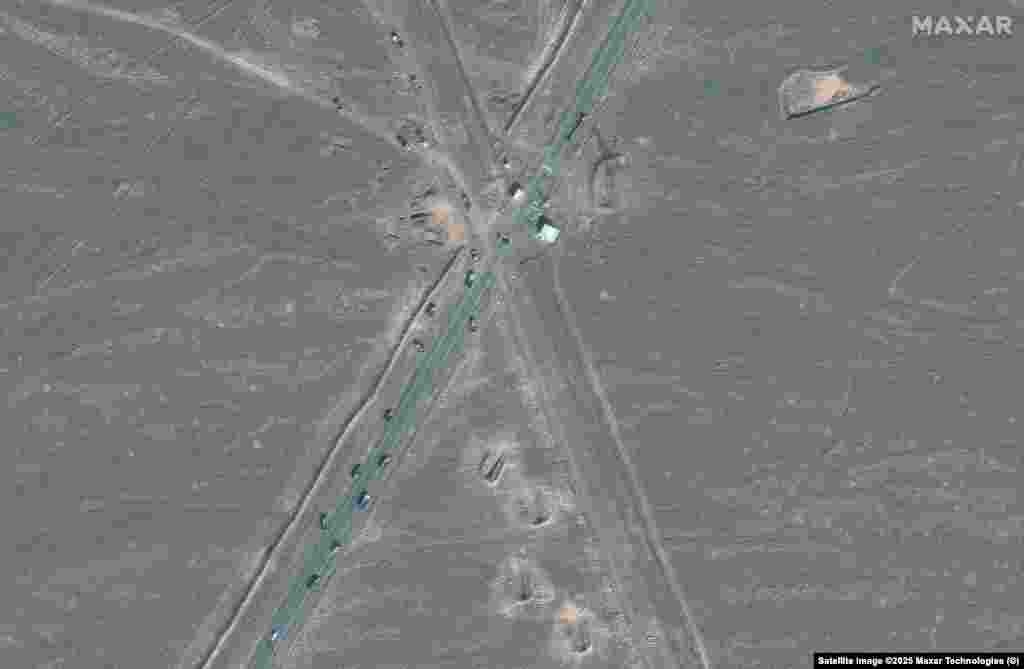 ფორდოს ობიექტიდან დაახლოებით ერთი კილომეტრის დაშორებით მდებარე გზაზე განთავსებულია სატვირთო მანქანები და მანქანების სამალავები.