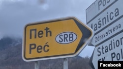 Një tabelë rrugore në Mal të Zi, pranë kufirit me Kosovën, e paraqet qytetin e Pejës si një qytet në Serbi.