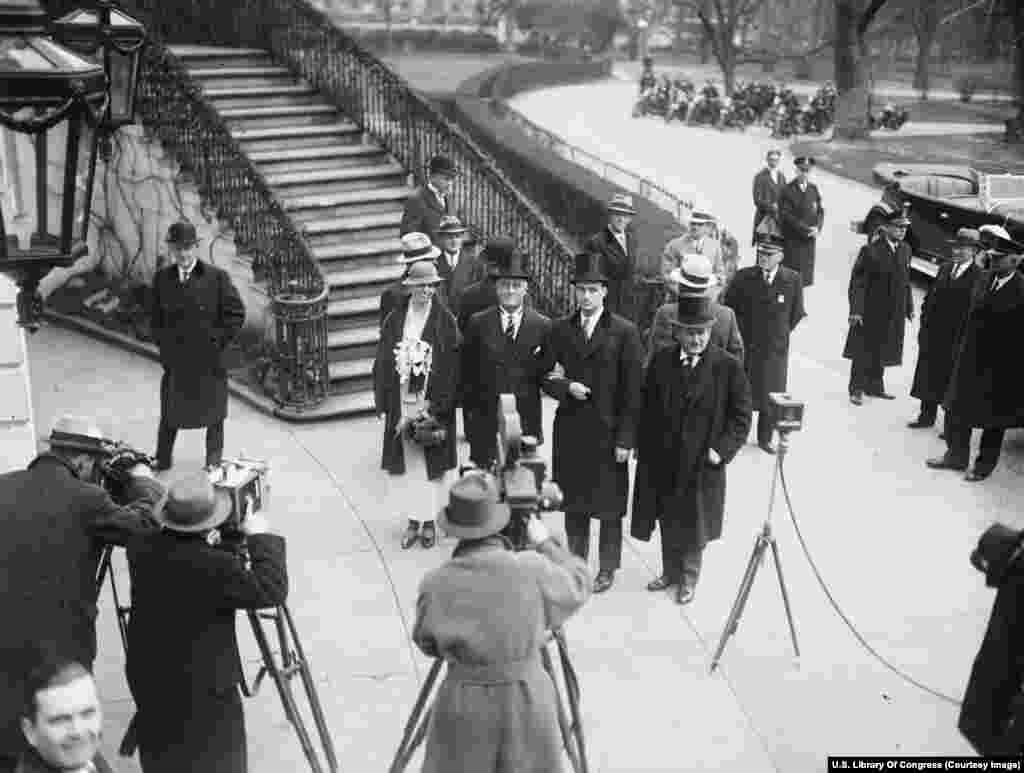 د ۱۹۳۳ز کال د مارچ څلورمه: ولسمشر فرینکلېن ډېلانو روزوېلټ تر لوړې وروسته له خپلې ښځې اېلېنور او زوی جېمز سره سپینې ماڼۍ ته ځي. نوموړی له ۱۹۳۳ز کاله تر ۱۹۴۵ز پورې په بېساري ډول څلور ځلې د امریکا ولسمشرۍ انتخابات وګټل. په ۱۹۵۱ز کال کې په اساسي قانون کې بدلون وشو او له هغه وخت راهیسې یو سیاستوال یوازې دوه ځلې ولسمشر کېدای شي.