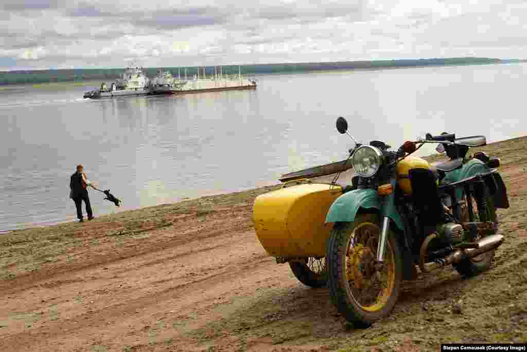 На берегу реки во время экспедиции 2009 года. Черноушек говорит: "Мы хотели показать людям, что эти лагеря &ndash; не такое уж далекое прошлое и они на самом деле существовали".&nbsp;&nbsp;