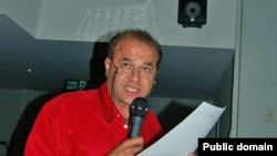 به گفته خانواده منصور اسانلو، وی از ناراحتی چشمی رنج می برد و قرار بود که چشم وی روز یکشنبه جراحی شود.