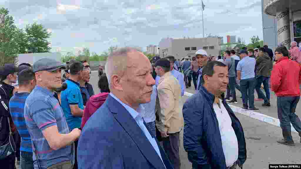 Әуел баста алдын ала ақшасы төленіп қойған қонақ үйдің күзетшілері жиналғандарға "орын жоқ" деп оларды кіргізбеуге тырысты. Бірақ бұған наразы болған жұрт жиналыс өтуі тиіс ғимаратқа басып кірді.