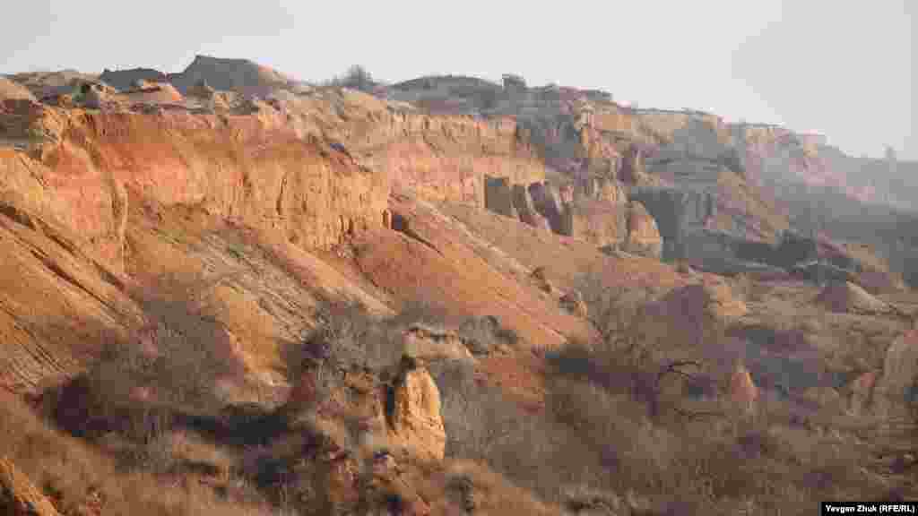 Перша будівельна техніка з'явилася тут у&nbsp;травні 2019 року. Під виглядом зміцнення берега компанії займалися видобутком гравійно-галькової&nbsp;суміші. Свої дії власник ділянки виправдовував &laquo;вимушеними заходами щодо запобігання ситуації щодо&nbsp;берега&raquo;. Завдані збитки екології Севастополя оцінювалися в 44 мільйони рублів 