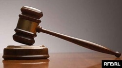 В назначенное время адвокаты обвиняемых готовились к началу судебного слушания