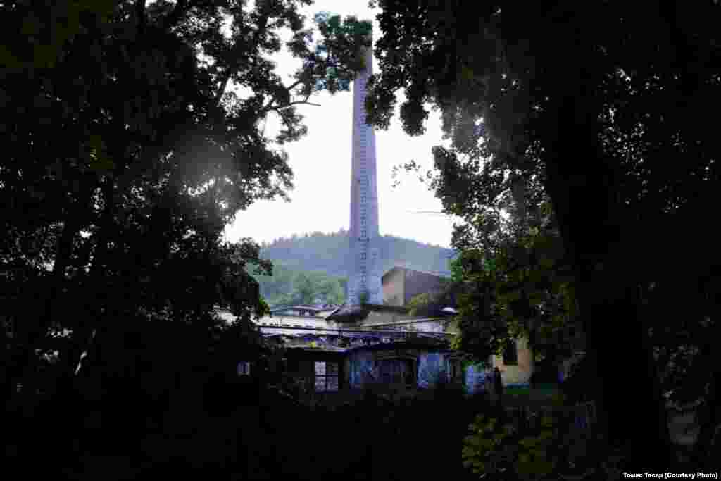 В прошлом здесь работали 1 200 человек, говорит бывший работник завода. "Раньше я возил рабочих на автобусе, а сейчас там два каких-то рабочих изготавливают детали для люстр", - сказал бывший работник. Местные говорят, что посмотреть завод изнутри можно, но ничего интересного там нет.