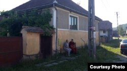 Emanuel Gurau discută cu unul dintre noii săi vecini