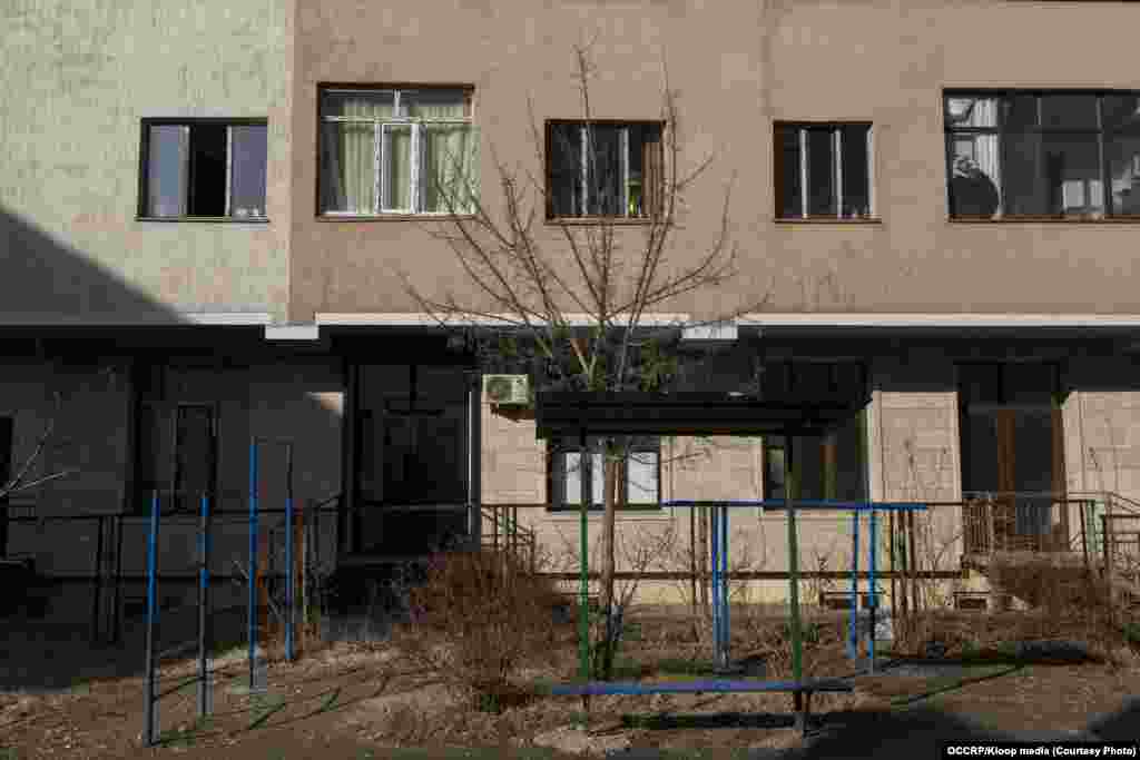 Жал-29, №45/2 52-батир Бишкектин түштүк-батыш жагындагы жаңы түшкөн үйдө домофон да бар. Бирок сыягы 52-батир ага туташтырылган эмес. Журналисттер эшигин какканда эч ким ачкан жок. Кошунасы батирде эч ким жашабаганын айтты.&nbsp; Аянты: 119 кв метр&nbsp; Баасы: 60.500 (буга чейин сатылгандагы баасы) Матраимов сатып алган күн: 25-январь 2021-жыл Мамлекетке өткөрүлгөн күн: 1-февраль 2021-жыл &nbsp;