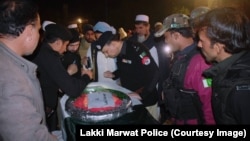 ‌په لکي مروت کې د پولیسو افسران د وژل شوي سرتېري د جنازې پر مهال - د ډېسېمبر ۱۶مې انځور.