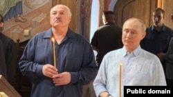 Владимир Путин и Александр Лукашенко на молебне в церкви на территории Валаамского монастыря, Россия, 1 августа 2025 года