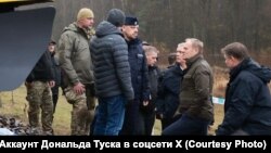 Donald Tusk lengyel miniszterelnök (jobbról a második) november 17-én megtekintette a Varsó–Lublin vasútvonalon keletkezett károkat