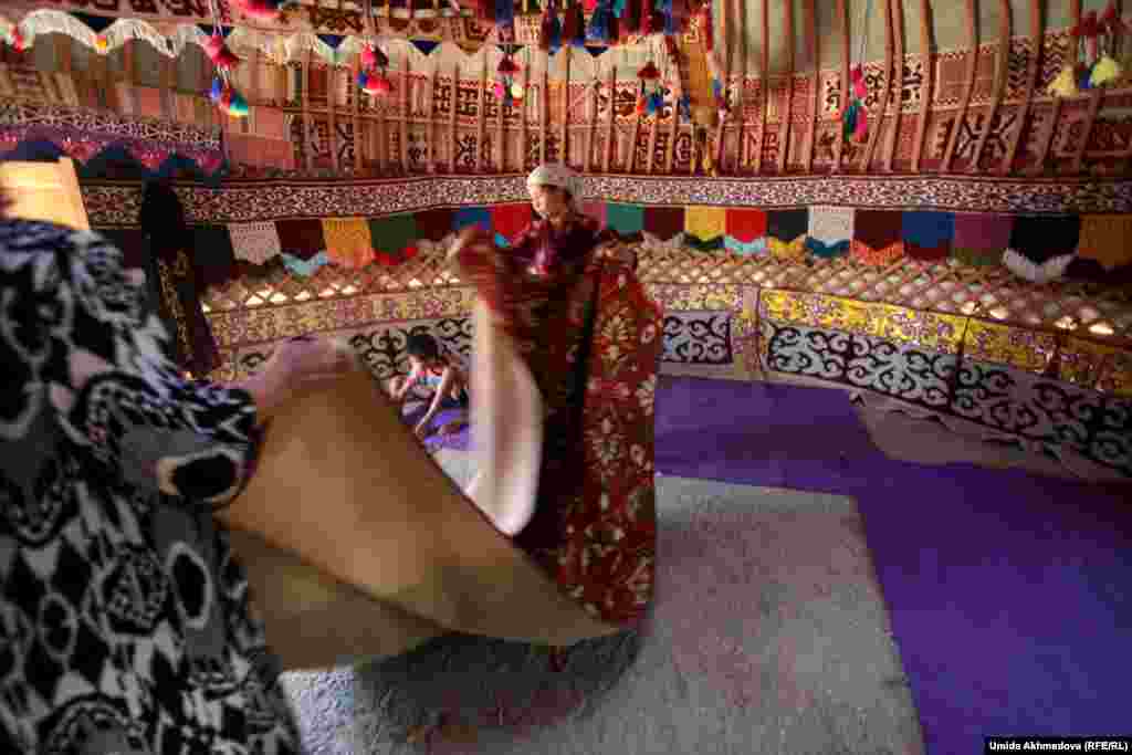 Киіз үйдің ішінде синтетикадан жасалған бұйым аз. Солардың бірі - текеметтің астына, тақыр жерген тасталған паластар. "Қазан айына дейін осында тұрамыз" дейді Астар апа.